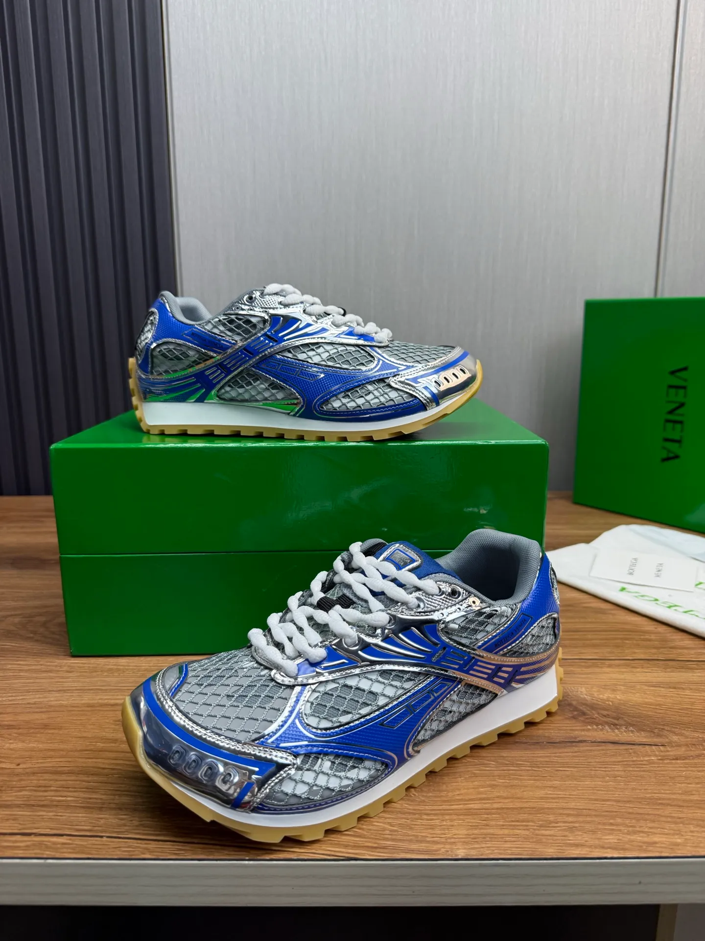 Men's men's shoes 💰620💰 BV top version 𝘽𝙊𝙏𝙏𝙀𝙂𝘼 𝙑𝙀𝙉𝙀𝙏𝘼 Orbit sneakers Wang Yibo same style couple style dad shoes 🩷💚 Runner sneakers, made of lightweight technical mesh fabric. Features a geometric patterned rubber outsole. Pay attention to the package craftsmanship ❕ High version shipping ❗️ Very nice, durable to play with and durable to make ✔️ Standard version 💯💯 The outsole is made of color-blocked TPU outsole. Women’s model 35-41 (40 41 customized) Men’s model 39-46 (45.46 customized) Equipped with original packaging
